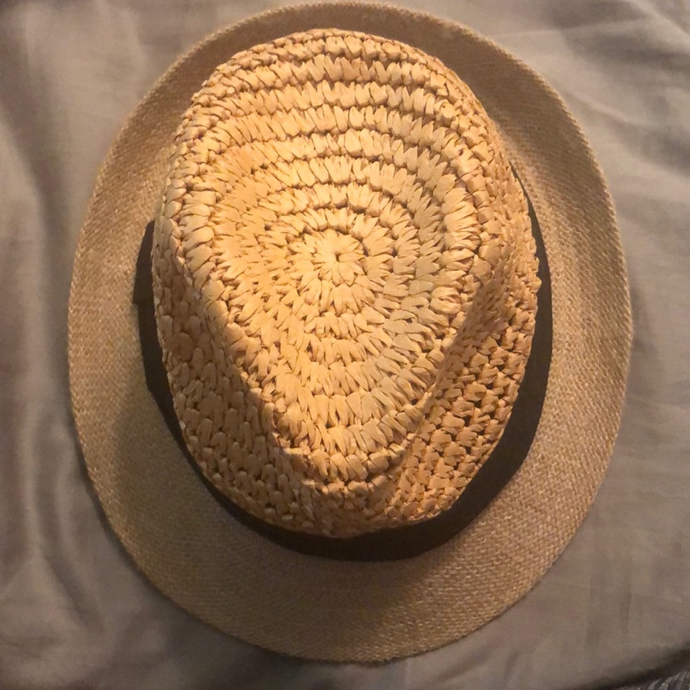 Paper yarn hat with black detail